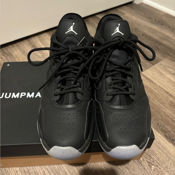 Jordans: Jumpman point lane in Black - Picture 3 of 7